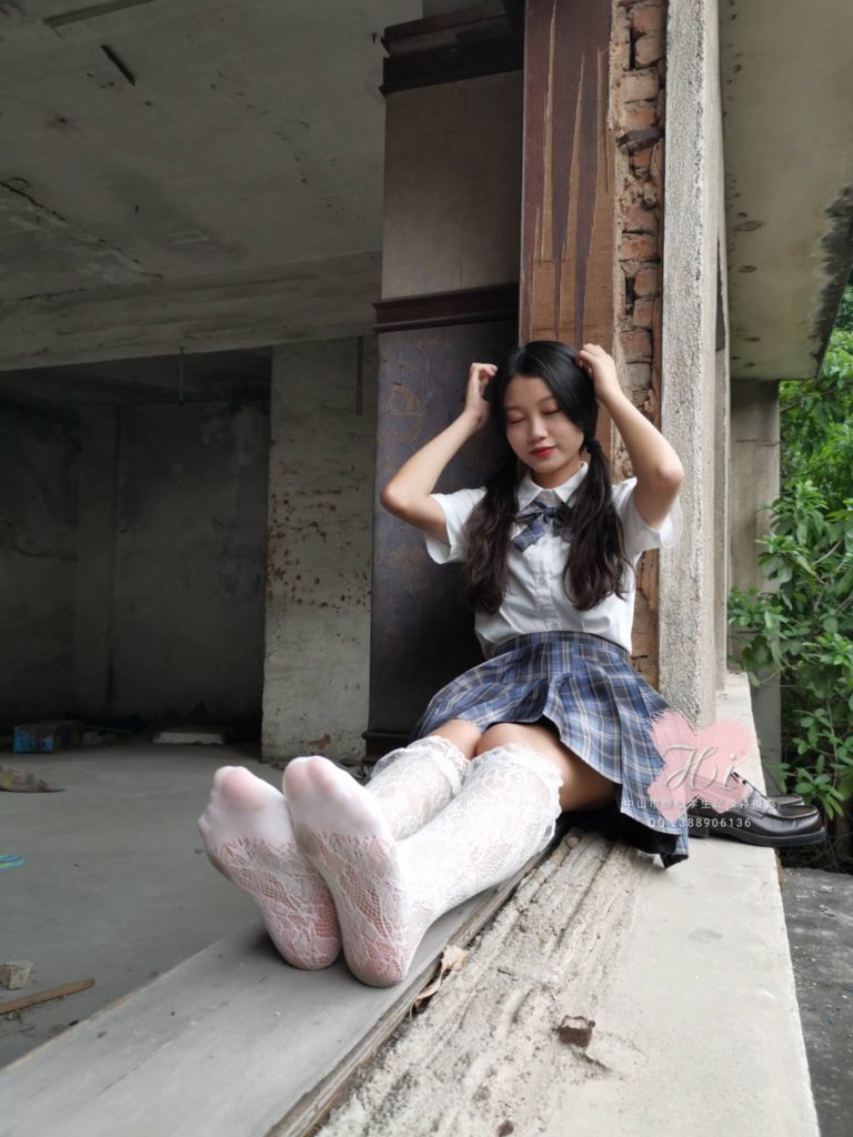 图片[2]-蕾丝袜JK少女，甜酷又吸睛-美图馆