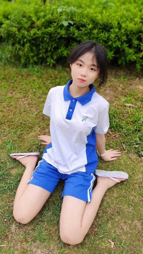 图片[2]-蓝白校服少女，清新又灵动-美图馆