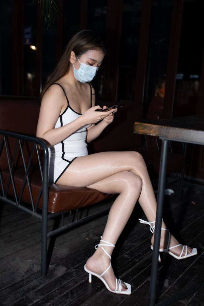 图片[1]-白黑拼色吊带裙，清冷辣妹感拉满-美图馆