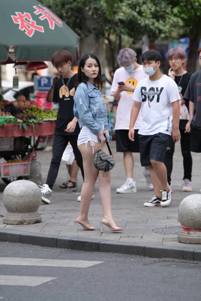图片[2]-穿牛仔外套配黄色短上衣的街拍美女，元气又吸睛-美图馆