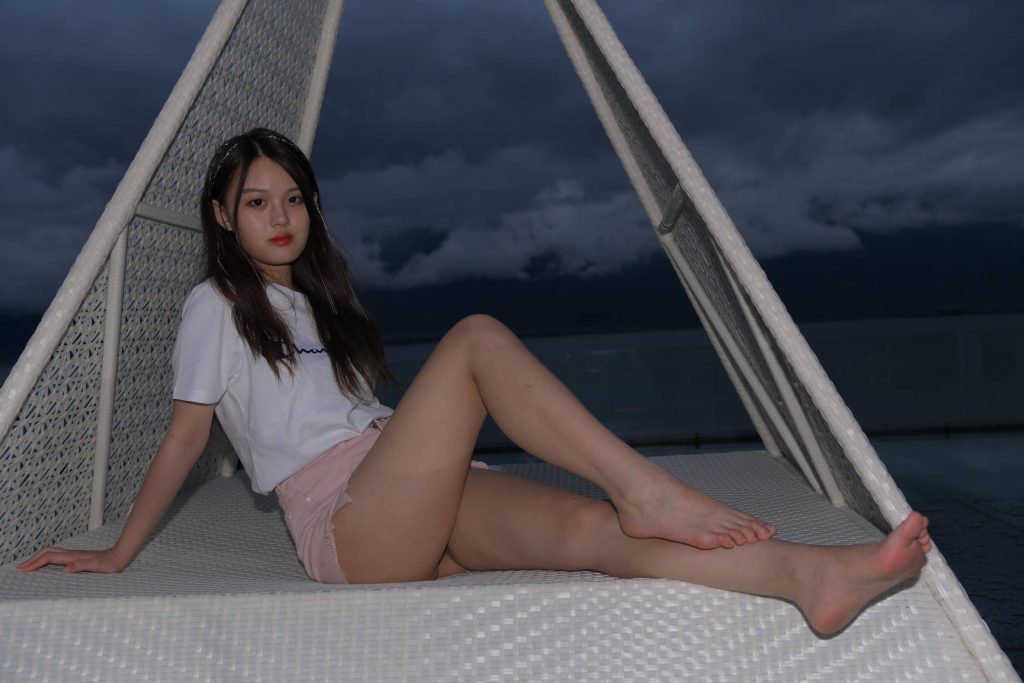 图片[2]- 白T短裤少女，清新又元气-美图馆