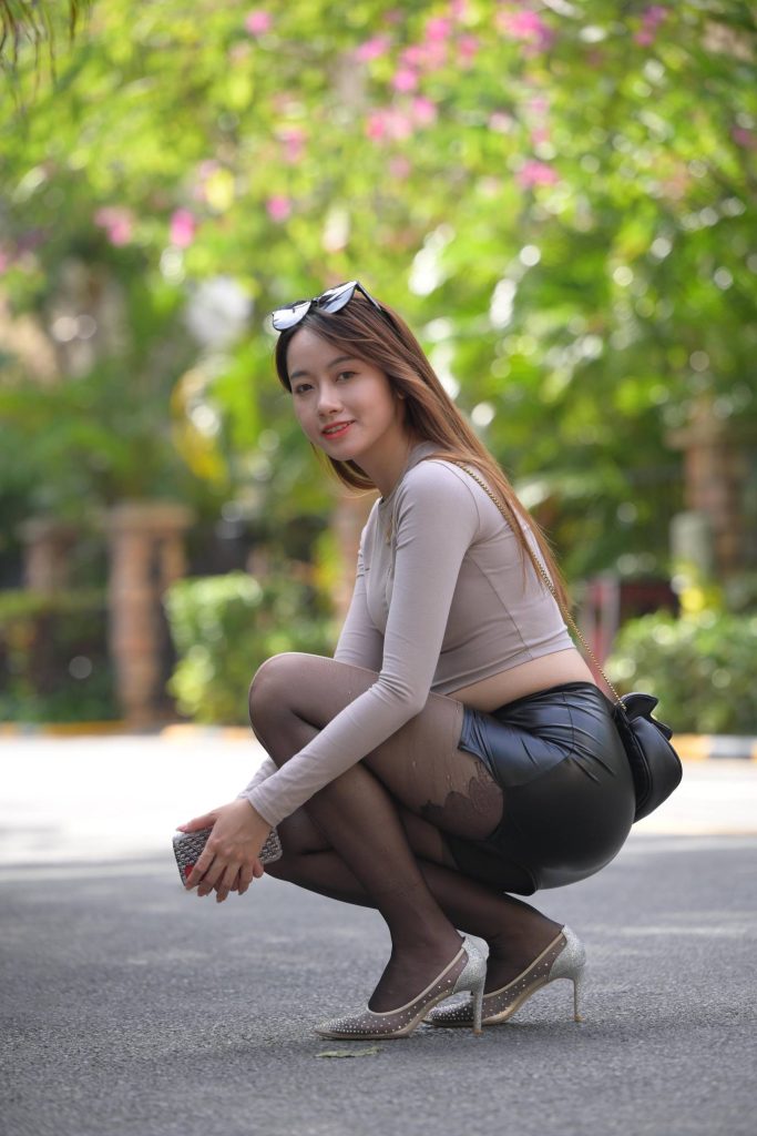 图片[1]-皮裙黑丝辣妹，氛围感直接拉满-美图馆