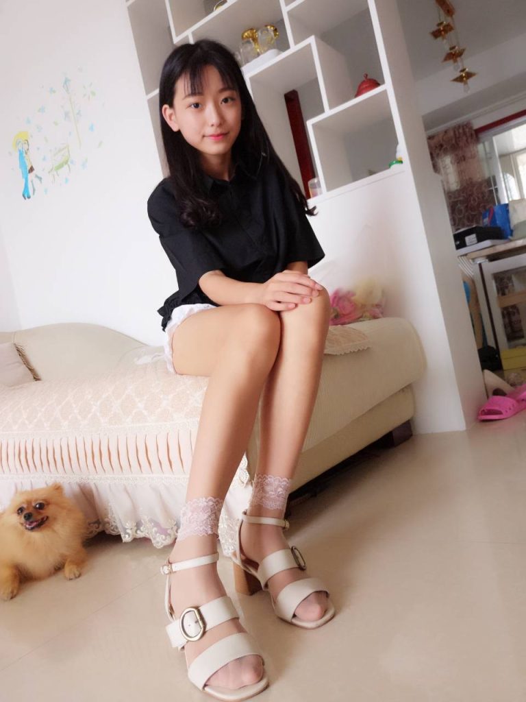 图片[2]-黑衫白袜少女，温柔又元气-美图馆