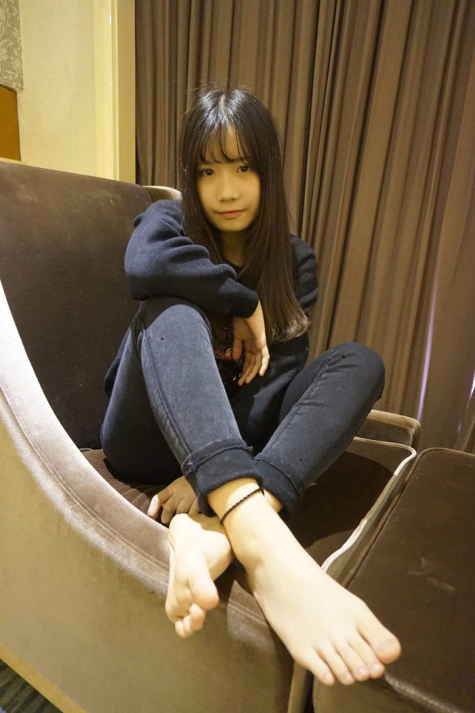 图片[2]-黑休闲装少女，清冷又温柔。-美图馆