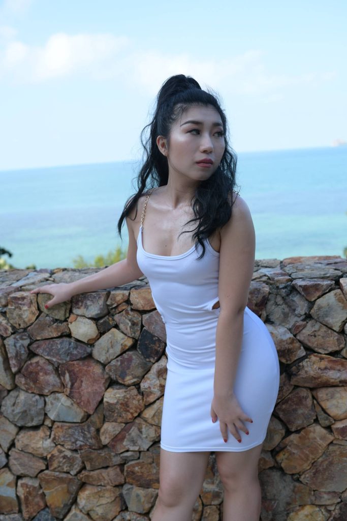 图片[2]-修身白色包臀裙，海岸轻熟气质美女-美图馆