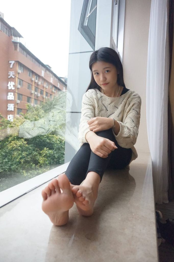 图片[1]-米白毛衣格子袜少女，温柔又治愈。-美图馆