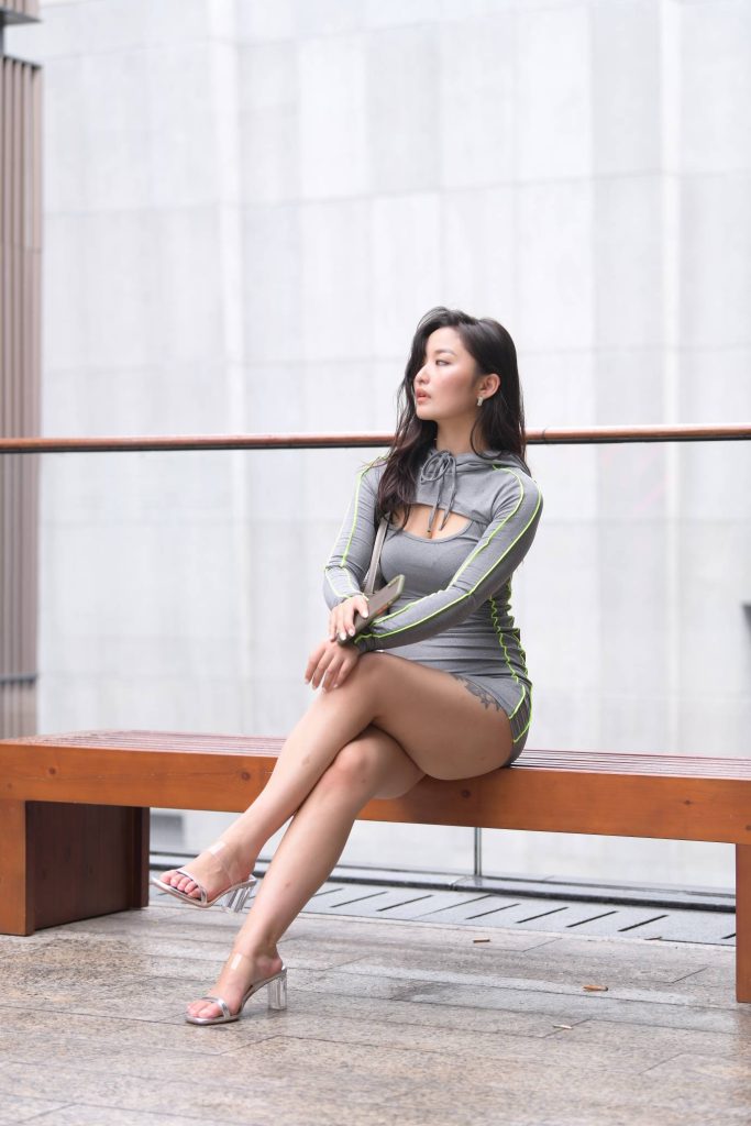 图片[2]-灰荧光条连身包臀裙，辣感街头潮女-美图馆