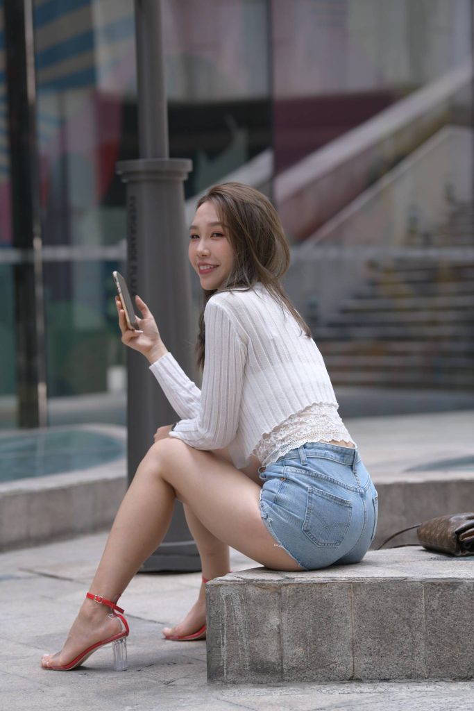 图片[1]-白衫牛仔，邻家女孩气质。-美图馆