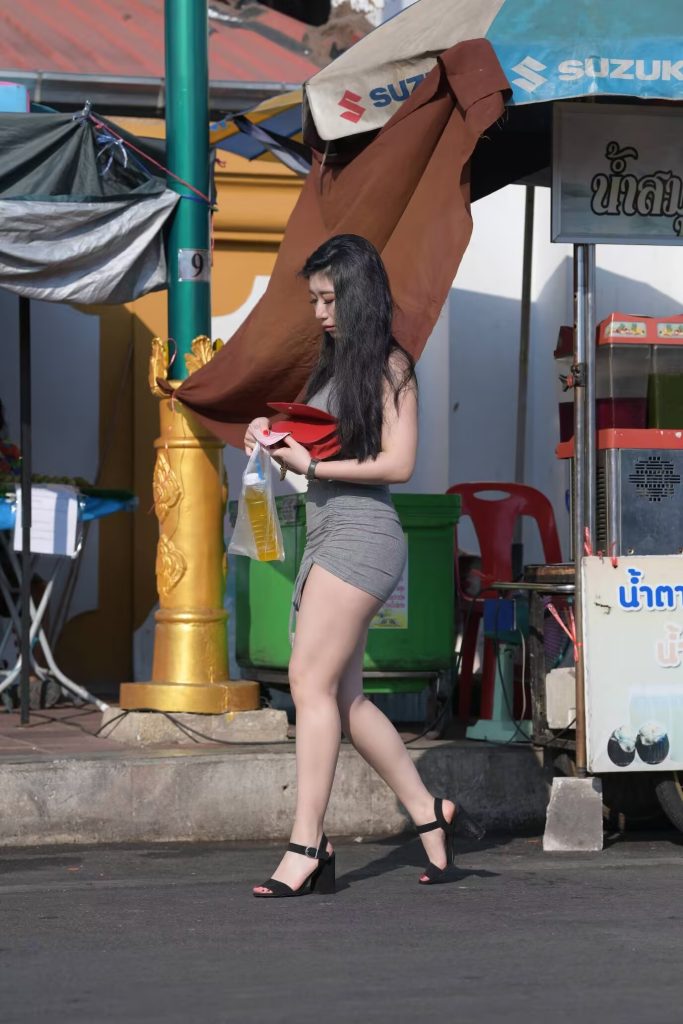 图片[2]- 灰色紧身包臀裙，街头随性气质辣妹-美图馆