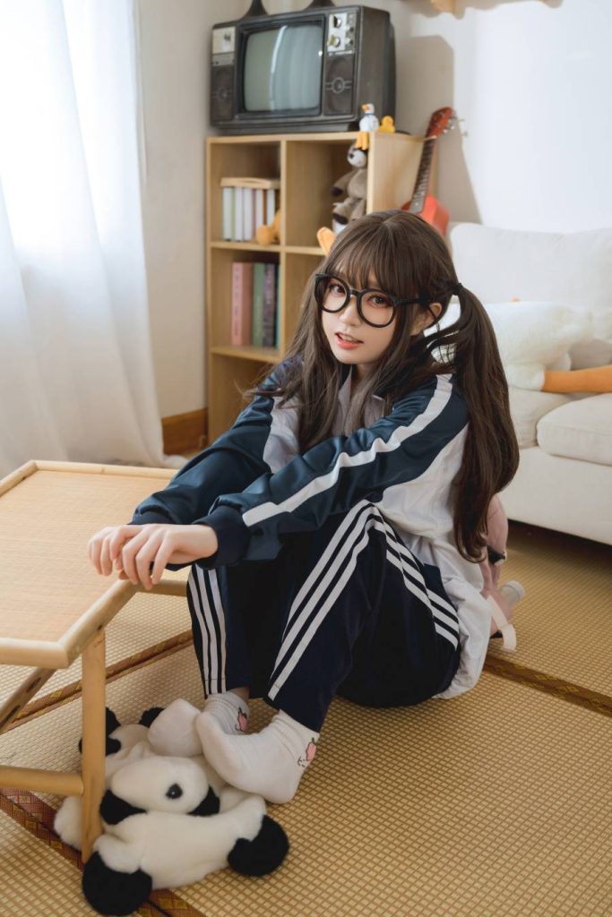 图片[1]-校服风穿搭少女，元气软萌。-美图馆