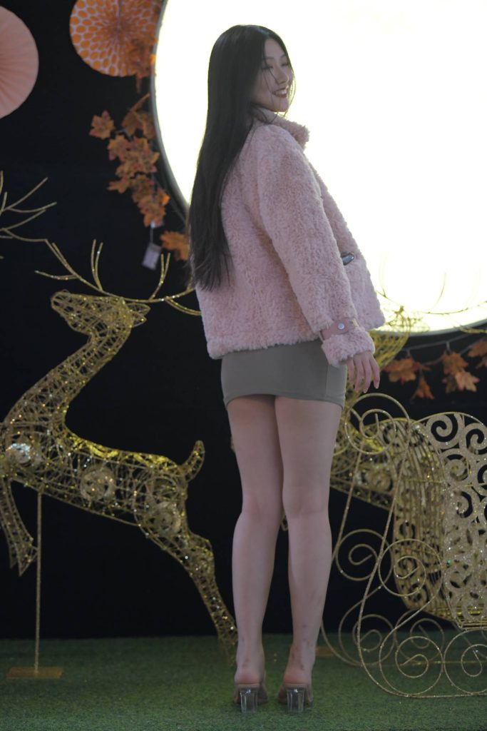 图片[2]-粉色毛绒外套，温柔甜系氛围感美女-美图馆