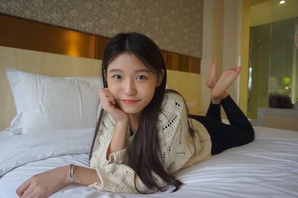 图片[3]-米白毛衣格子袜少女，温柔又治愈。-美图馆