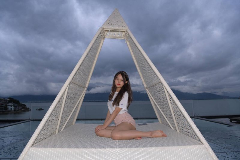  白T短裤少女，清新又元气-美图馆