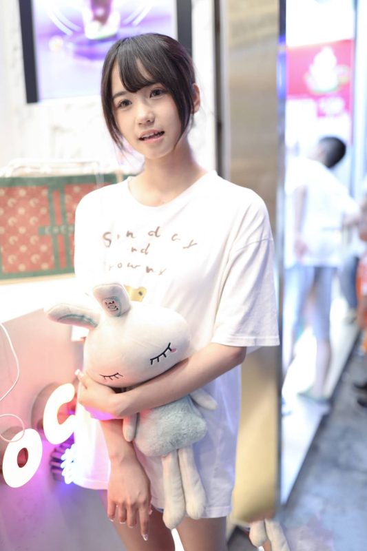 白T牛仔短裤少女，休闲随性又清甜。-美图馆