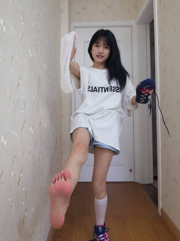 白T牛仔短裤少女，元气又俏皮。-美图馆